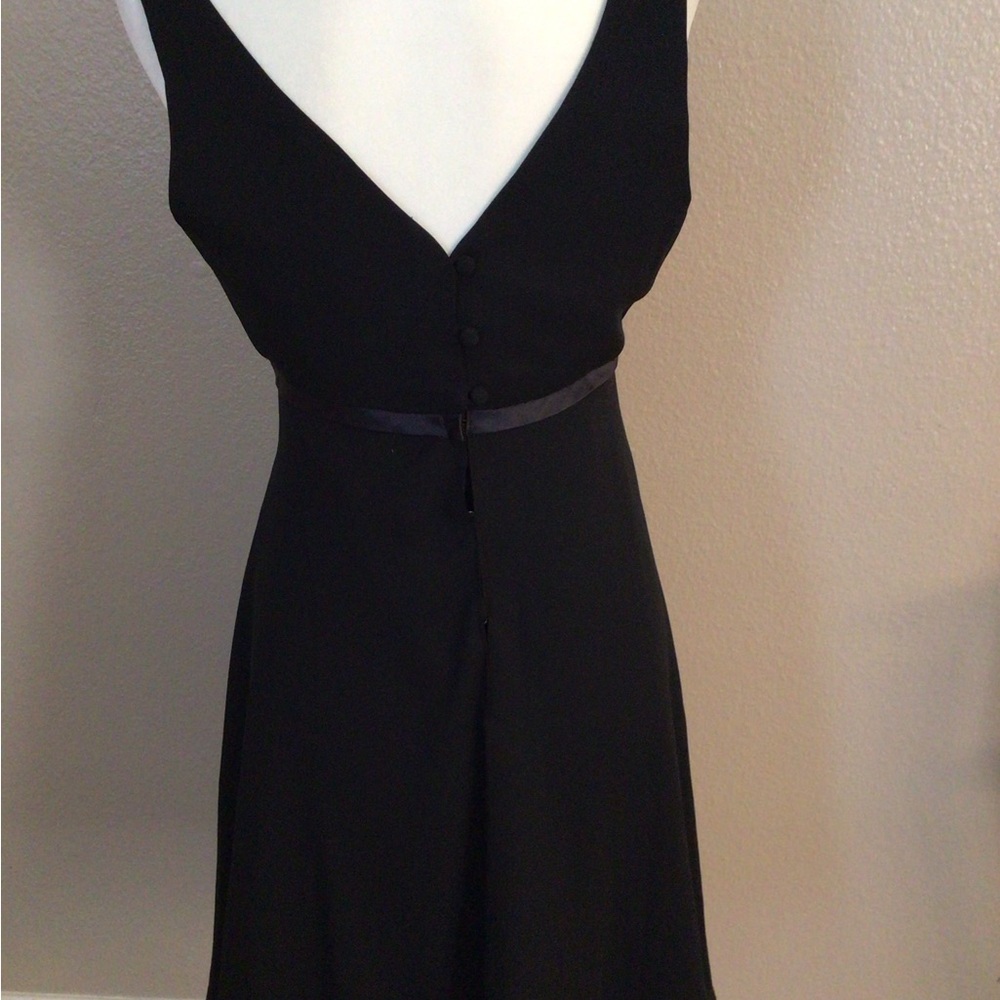 Chic Black Sleeveless Dress with Bow Detail - Picture 3 of 5